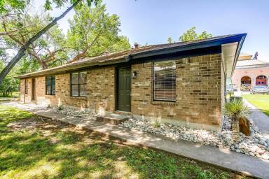 Main picture of 101 W Eldred St