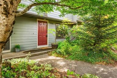 Main picture of 646 E Main St