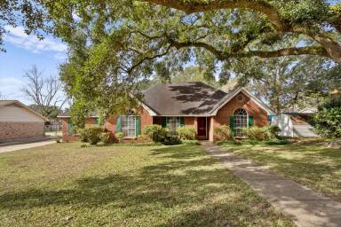 Main picture of 800 Ashwood Dr E