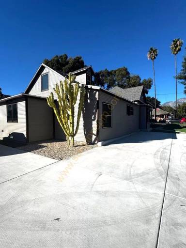 Main picture of 696 E 9th St