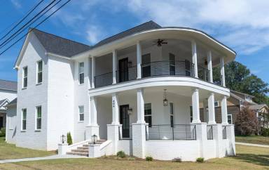 Main picture of 404 Johnson St