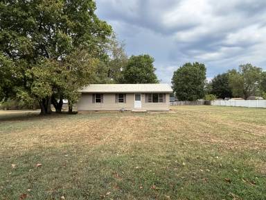 Main picture of 2702 W Commercial St