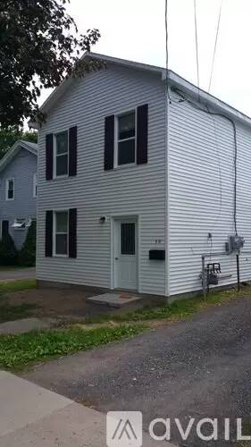 Main picture of 28 Syracuse St