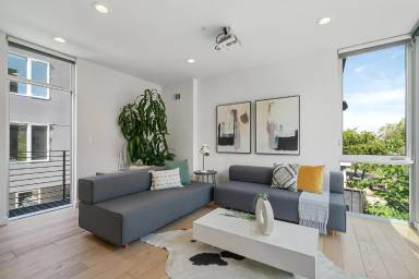 Main picture of 867 W Grand Ave