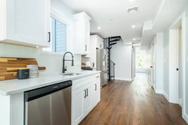 Main picture of 221 Paris St