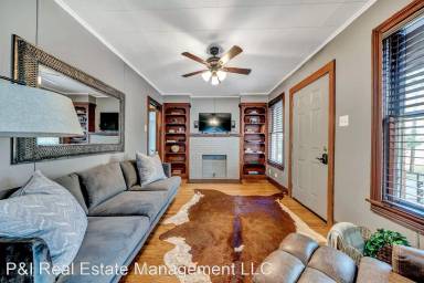 Main picture of 301 W Houston St
