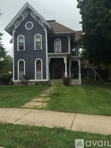 Main picture of 1030 W Main St