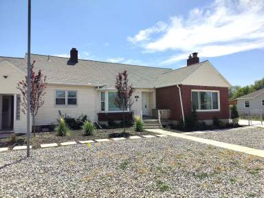 Main picture of 220 E Greenwood Ave