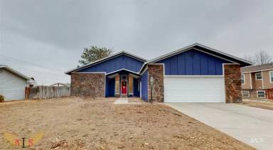 Main picture of 2027 Oakwood Dr