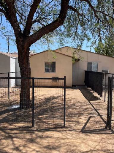 Main picture of 2040 N Vine Ave