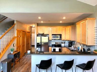 Main picture of 135 Main St