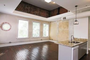 Main picture of 105 S Main St