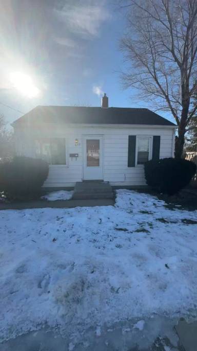 Main picture of 1655 32nd St NE