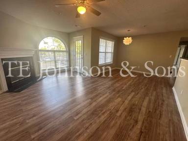 Main picture of 824 Rivertree Ln