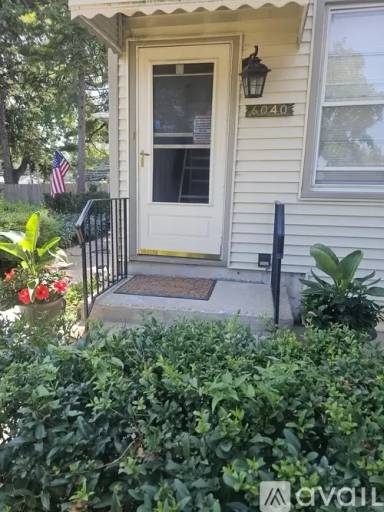 Main picture of 6040 N Avondale Ave