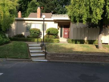 Main picture of 821 Commons Dr