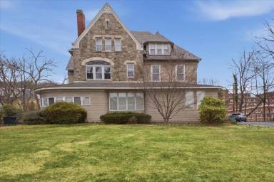 Main picture of 825 Delaware Ave