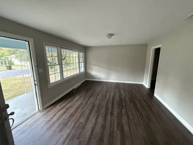 Main picture of 305 E 4th St