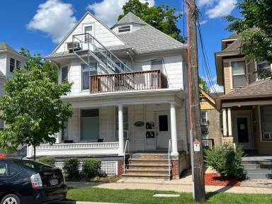 Main picture of 305 N Pinckney St