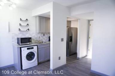 Main picture of 109 College St