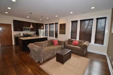 Main picture of 2556 W Argyle St