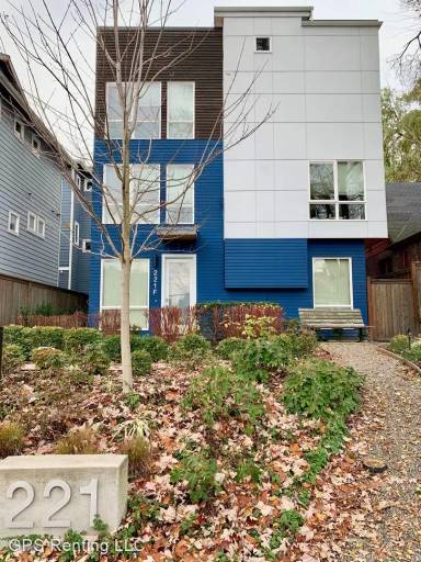 Main picture of 221 24th Ave E