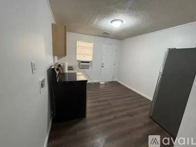 Main picture of 806 Armory Dr
