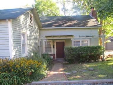 Main picture of 204 Cottage Ln
