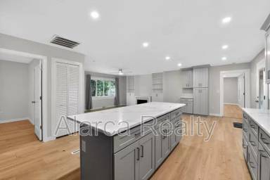 Main picture of 409 Robinson Ave