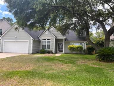 Main picture of 208 Evesham Dr