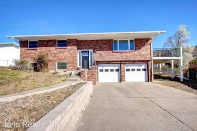 Main picture of 220 Memmen Dr