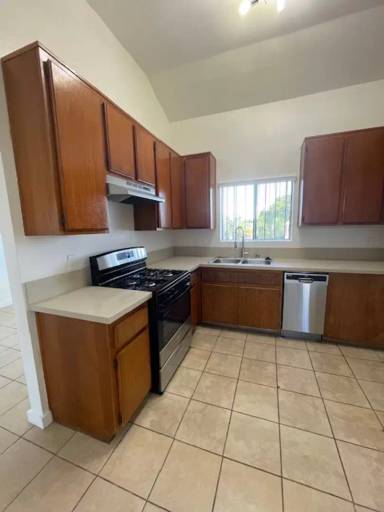 Main picture of 1015 E 5th St