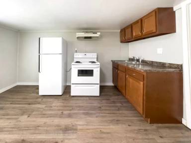 Main picture of 906 W Main St