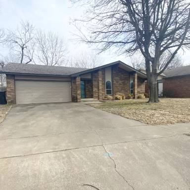 Main picture of 901 S Lions Ave