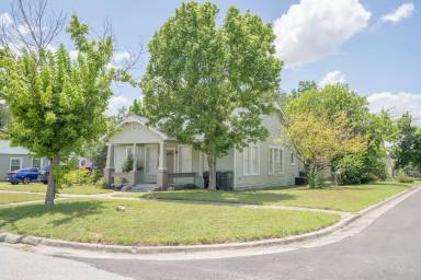 Main picture of 1002 S 13th St