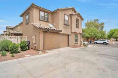 Main picture of 912 S Pheasant Dr
