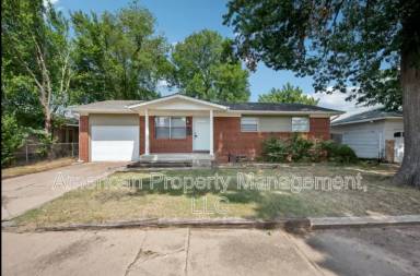 Main picture of 111 W 10th St