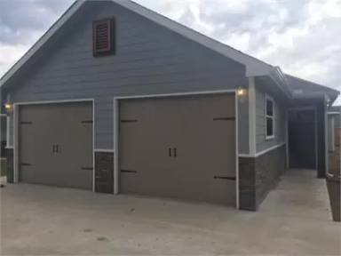 Main picture of 806 N Throckmorton St