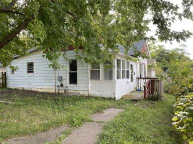 Main picture of 321 W 10th St
