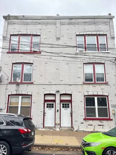 Main picture of 739 E 7th St