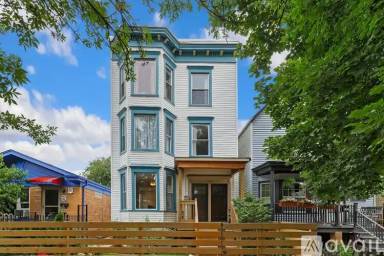 Main picture of 2426 N Hamlin Ave