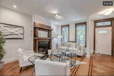 Main picture of 611 4th St NE