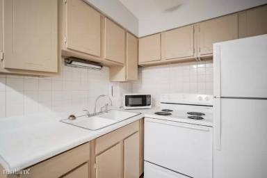Main picture of 452 W Oakdale Ave