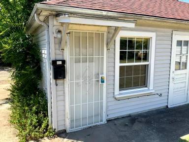 Main picture of 1566 1/2 Olive St