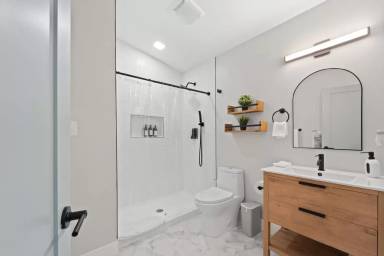 Main picture of 3021 E 10th St