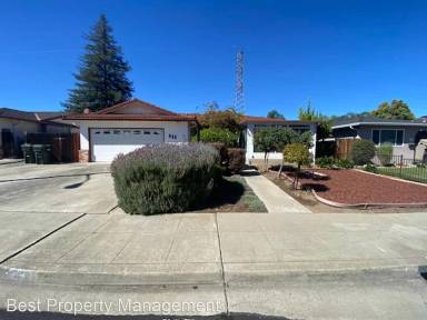 Main picture of 493 Joyce St