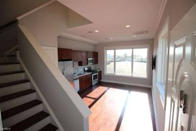 Main picture of 901 N Front St