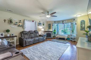 Main picture of 825 Jefferson Ct