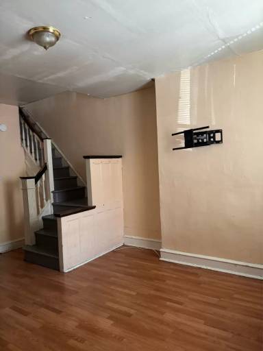Main picture of 5617 Carpenter St