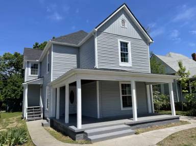 Main picture of 215 E Burwell Ave